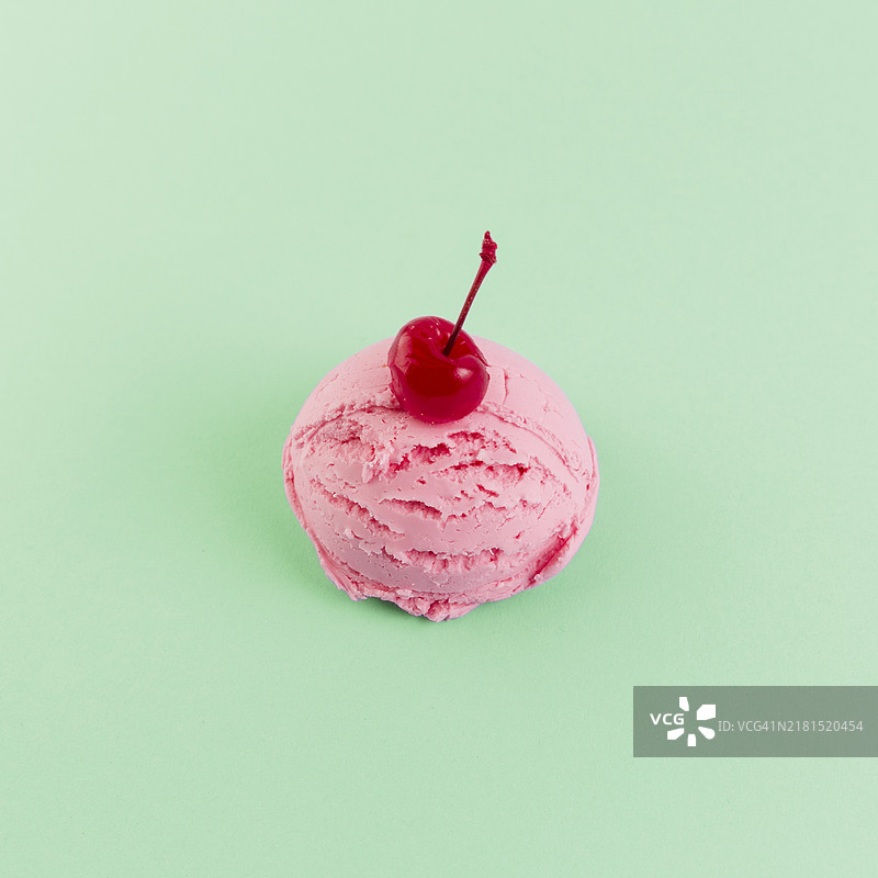 粉色冰淇淋球与樱桃图片素材