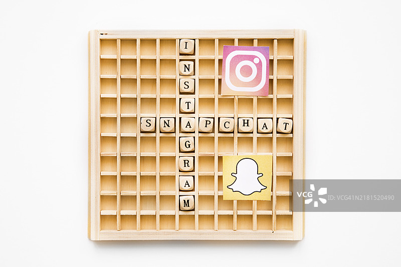 拼字木制游戏，显示带有图标的instagram snapchat单词图片素材