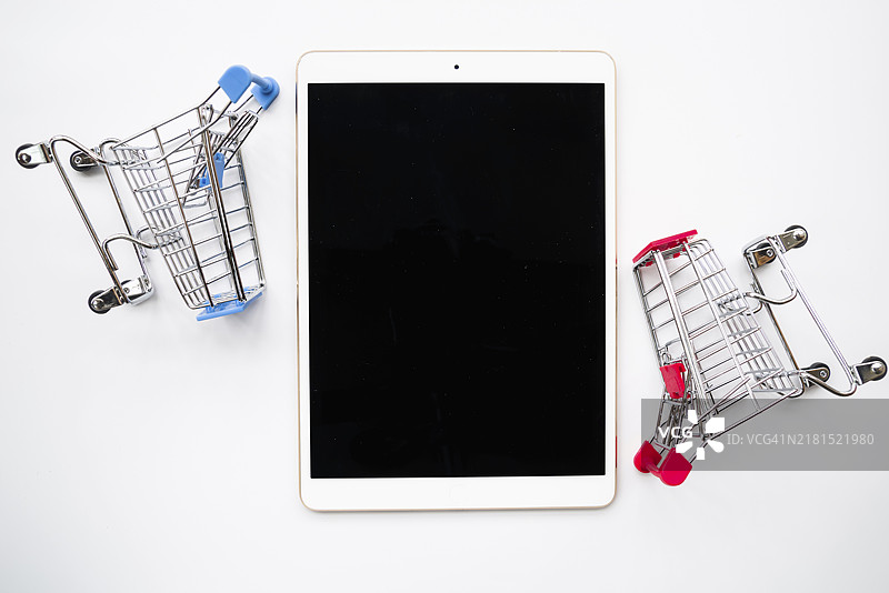带有小型购物车平板电脑图片素材