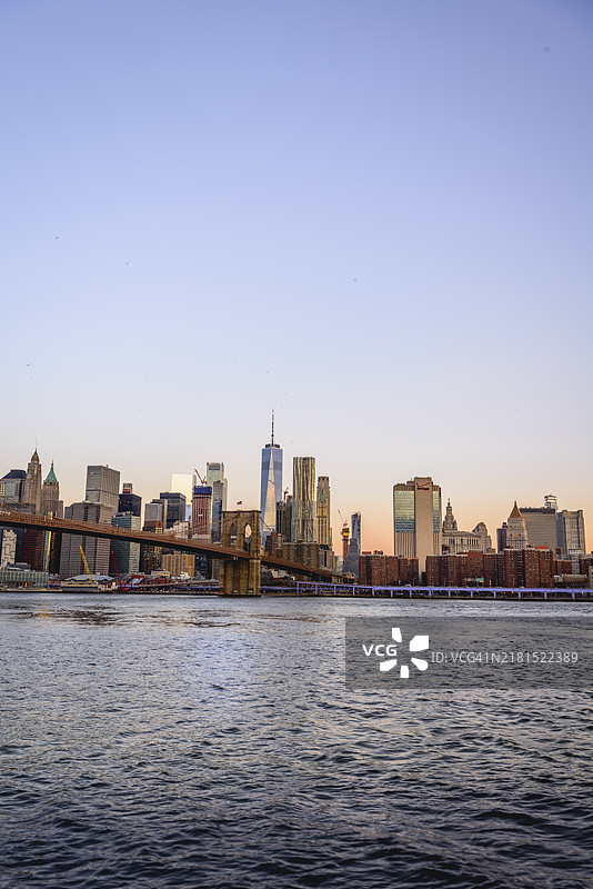 日出时分从主街公园眺望布鲁克林大桥、曼哈顿天际线和世贸中心图片素材