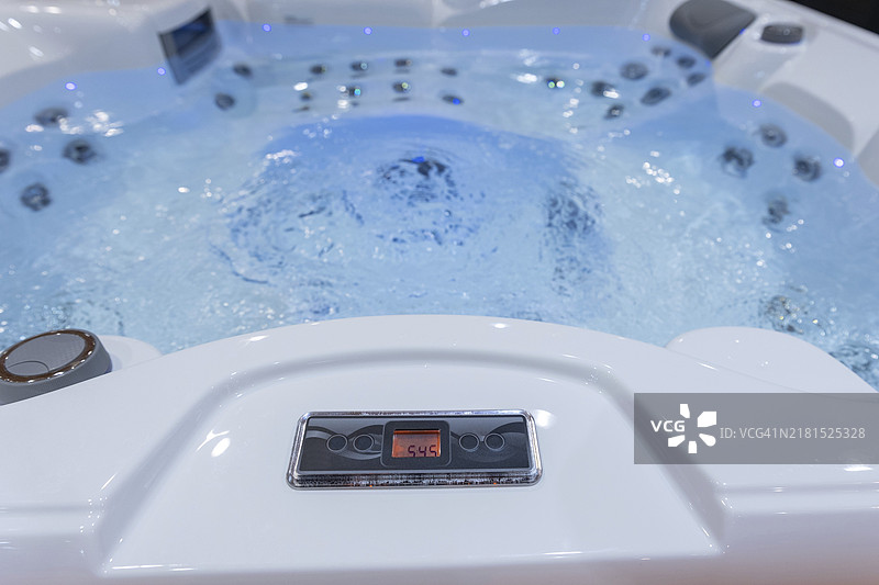 带按摩浴缸功能的超现代游泳池中部镜头图片素材