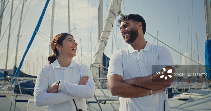 游艇度假，船员讲解海上安全知识图片素材