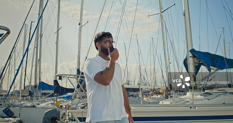 游艇上的无线电设备、联络员和船员，保障假日安全和海上安全。船长、水手和码头人员在游艇上进行通信，确保航海和港口安全图片素材