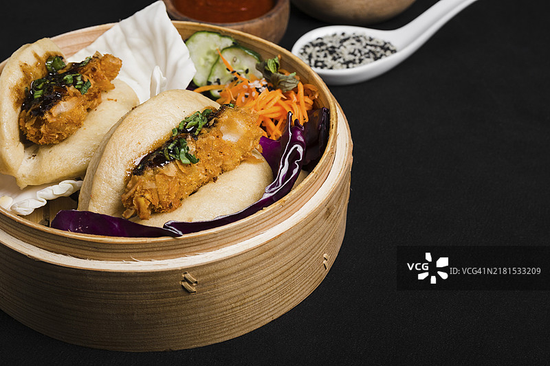 竹制蒸笼三明治与沙拉（黑色背景）图片素材