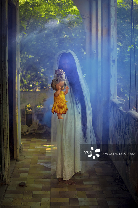 拿着玩偶的疯狂新娘图片素材