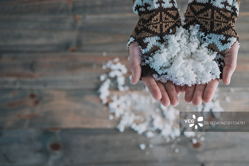 戴着针织手套的手图片素材