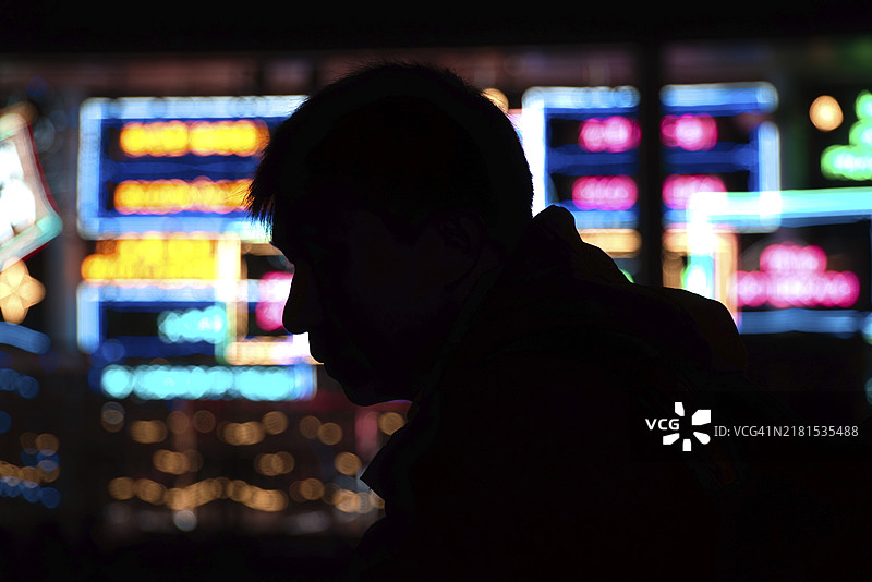 背景是彩色霓虹灯的男人轮廓图片素材