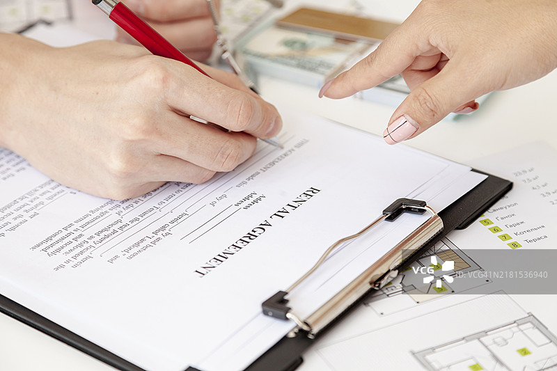 高角度拍摄：男人签署购房合同图片素材