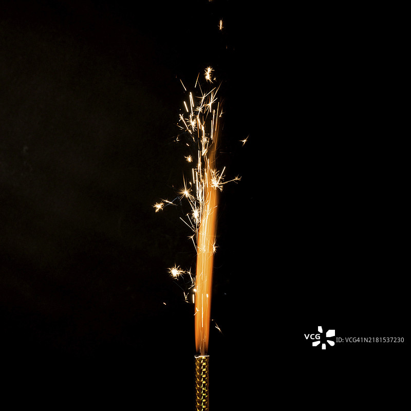 黑色背景上的火焰与火花图片素材