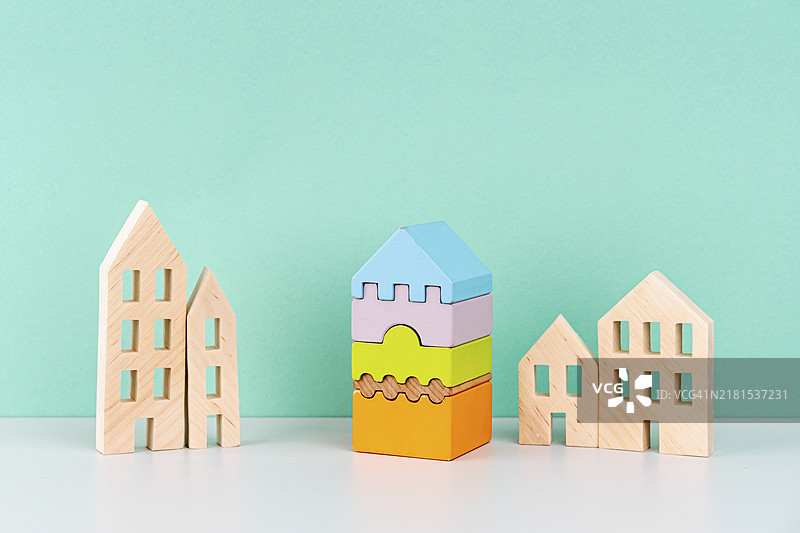 蓝色背景上的微型房屋图片素材