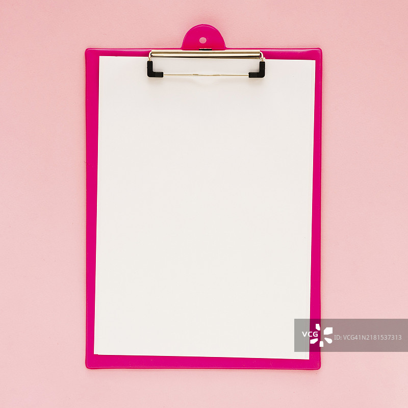 粉色背景上的剪贴板样机俯视图图片素材