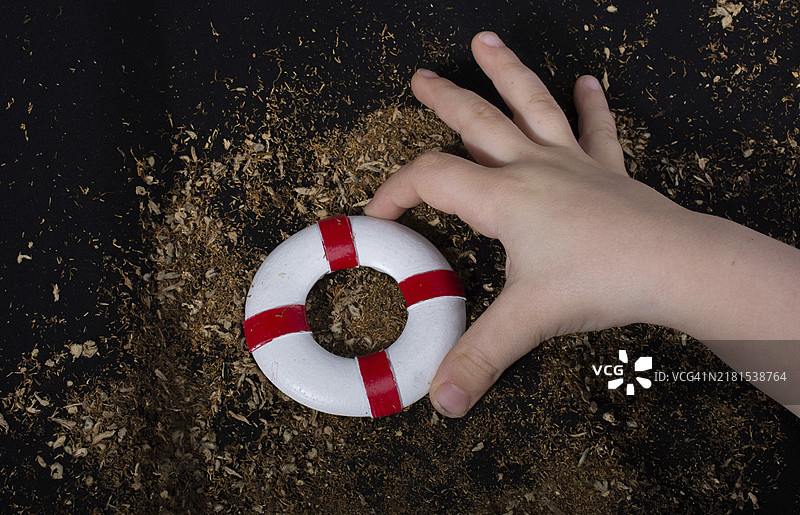 手持小模型救生圈图片素材