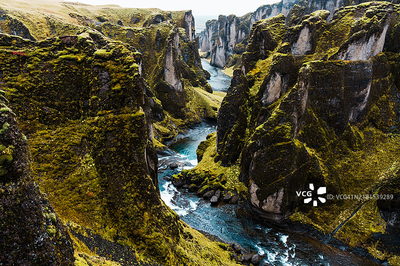 冰岛的苔藓熔岩峡谷图片素材