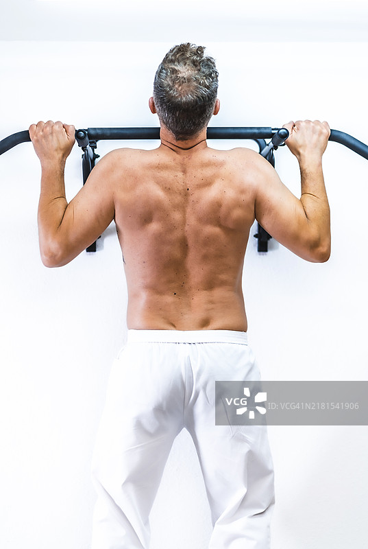 患者做引体向上，疫情期间理疗师采取安全措施重新开放，整骨疗法，治疗性手按摩图片素材