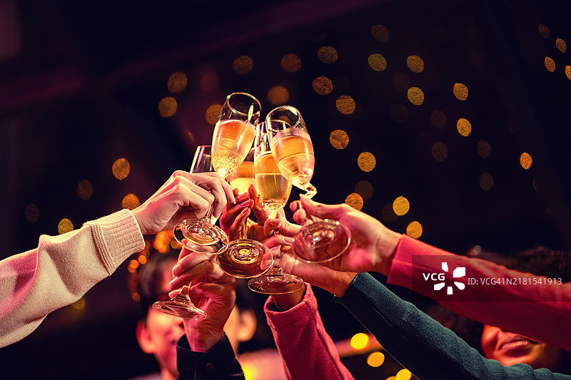 举杯香槟庆祝成功图片素材