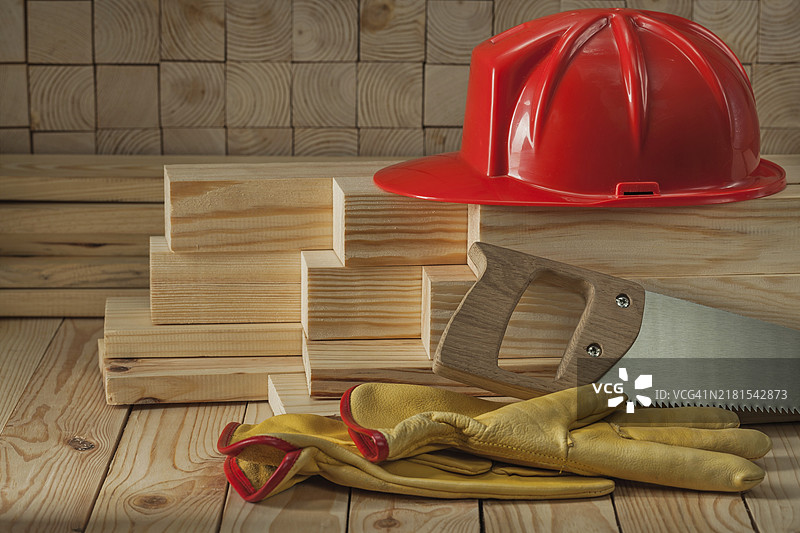 木工工具、红色头盔、滑翔机和手锯，木制背景图片素材
