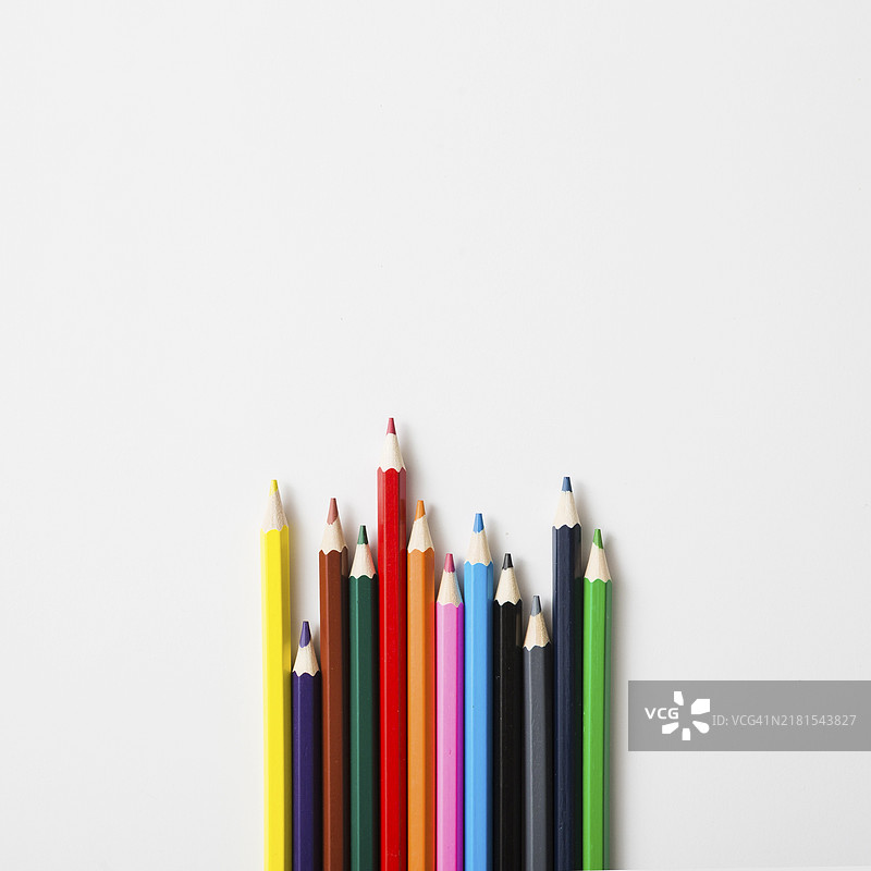 一排削尖的彩色铅笔，白色背景图片素材