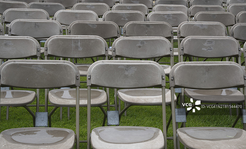 露天舞台前雨后的空折叠椅图片素材
