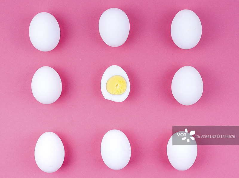 白色鸡蛋和煮鸡蛋图片素材