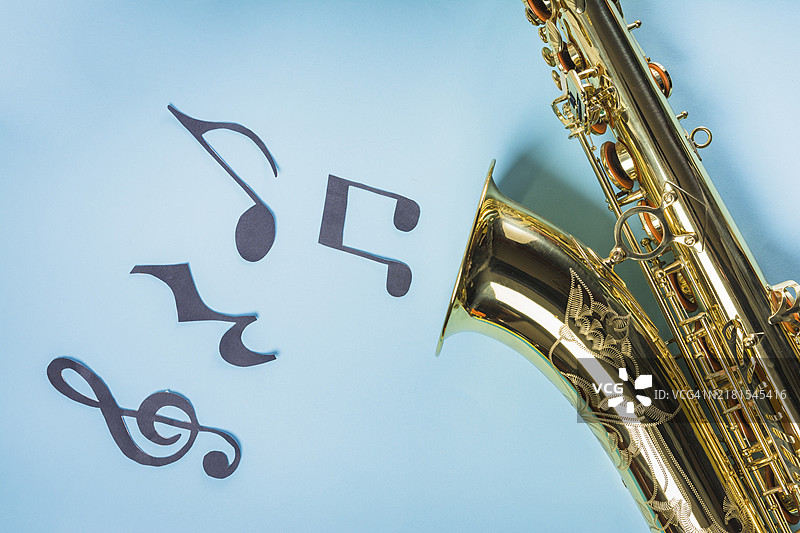 金色萨克斯与蓝色背景上的音符图片素材