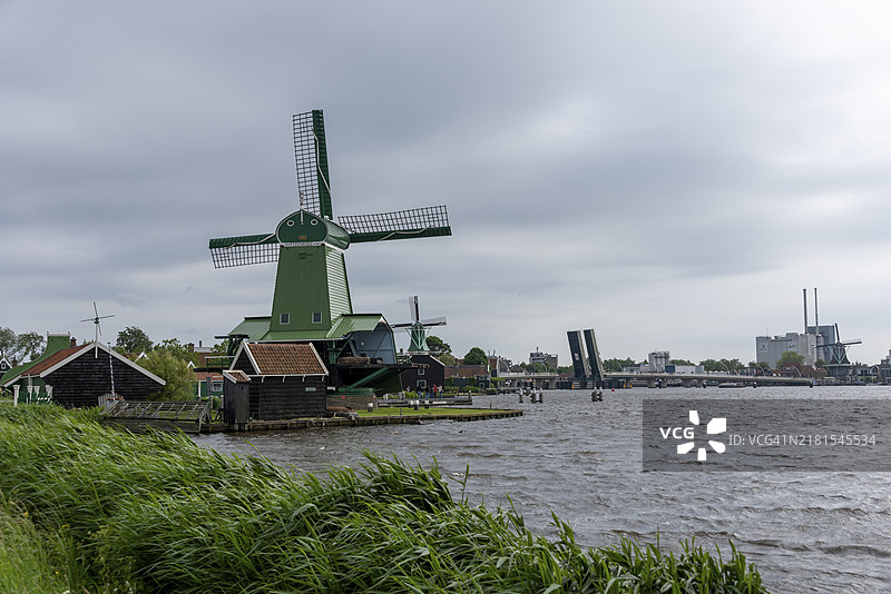 荷兰赞斯堡赞河沿岸的古老风车和工业建筑图片素材