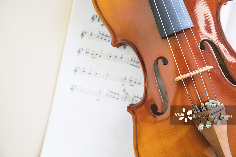 古典木制小提琴弦乐音符图片素材