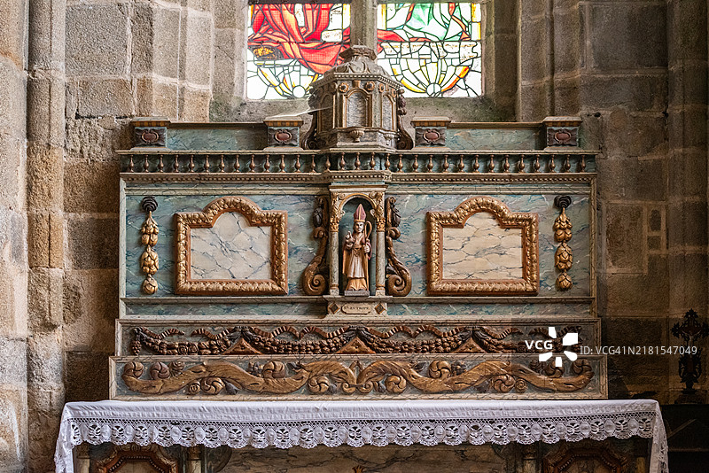 法国洛克罗南圣罗南教堂的祭坛。图片素材