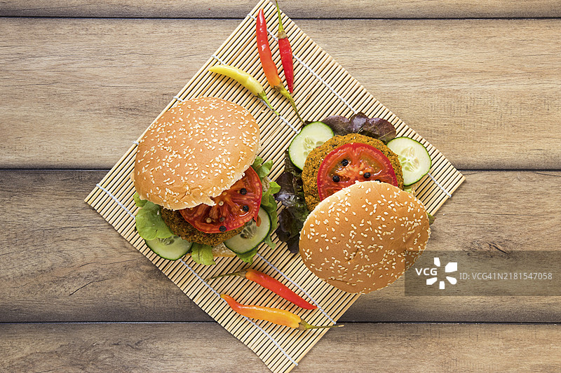 俯视：美味的纯素汉堡图片素材