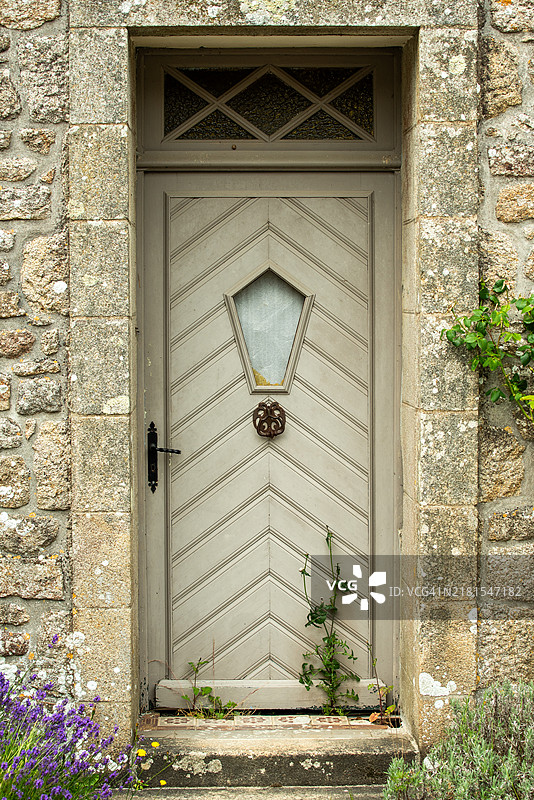 洛克罗南村庄的门，法国图片素材