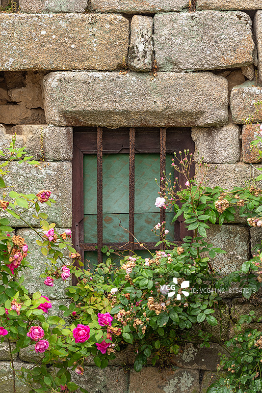 法国洛克罗南的生锈 metal 带栅栏的窗户图片素材