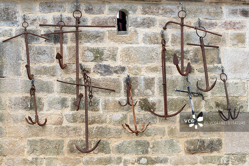 固定在墙上的船锚，法国洛克罗南图片素材