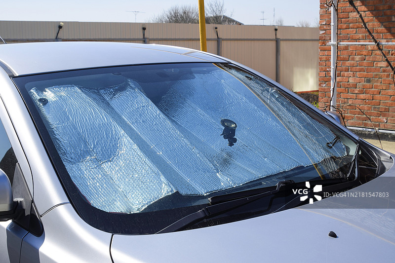 汽车遮阳板：保护车内面板免受阳光直射图片素材