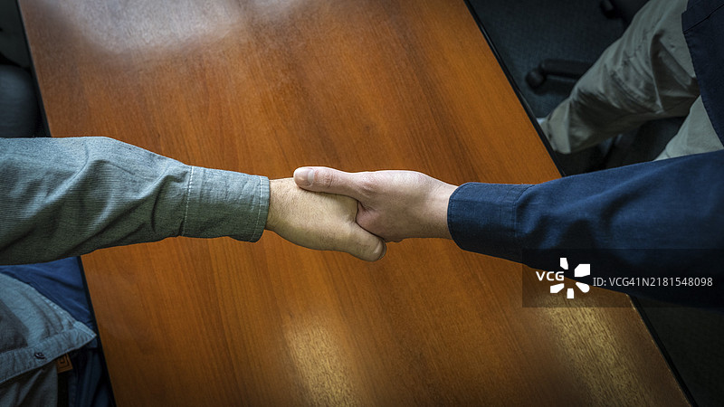 两个男人握手俯视特写图片素材