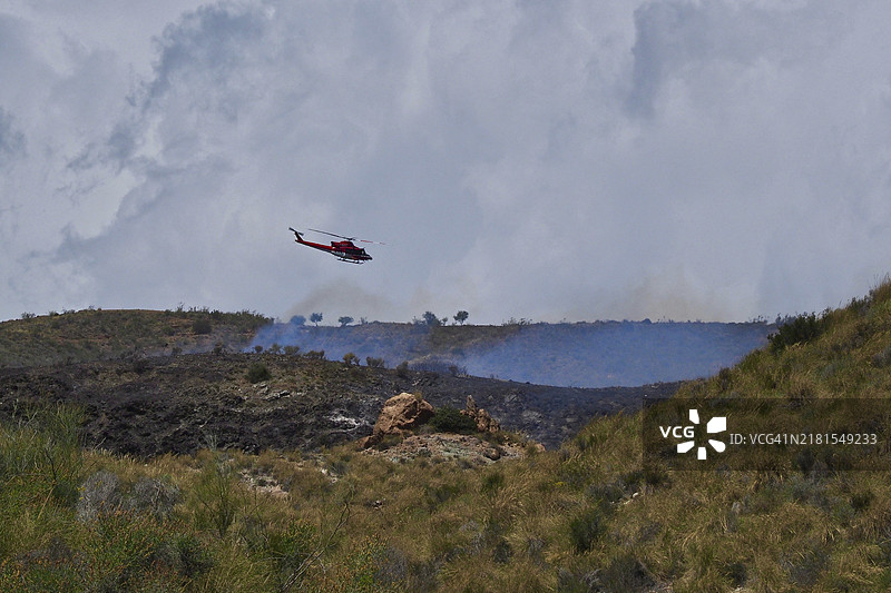 阿尔梅里亚省卡尔沃内拉斯附近的草原火灾，使用直升机灭火图片素材