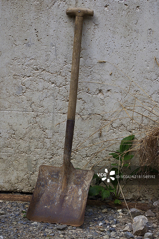 靠在房屋墙壁上的旧铲子，用于煤炭，铁锹，生锈的铁锹图片素材