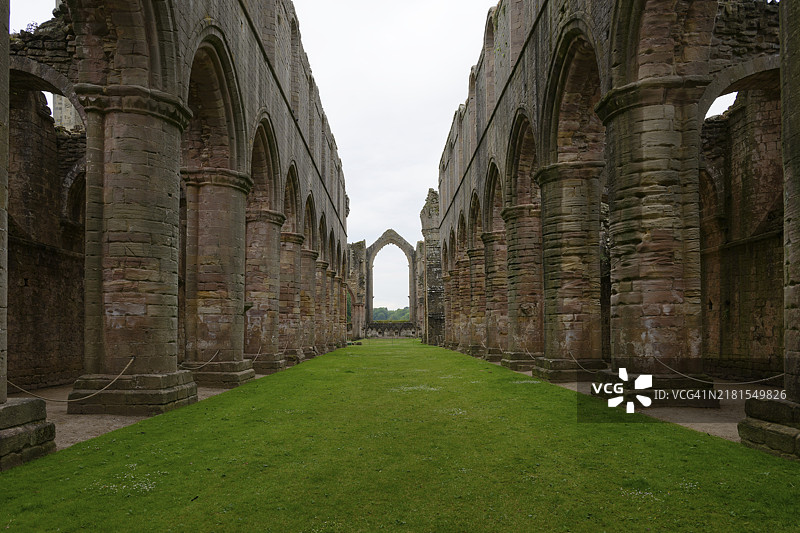英国里彭斯塔德利皇家园林喷泉修道院废墟图片素材