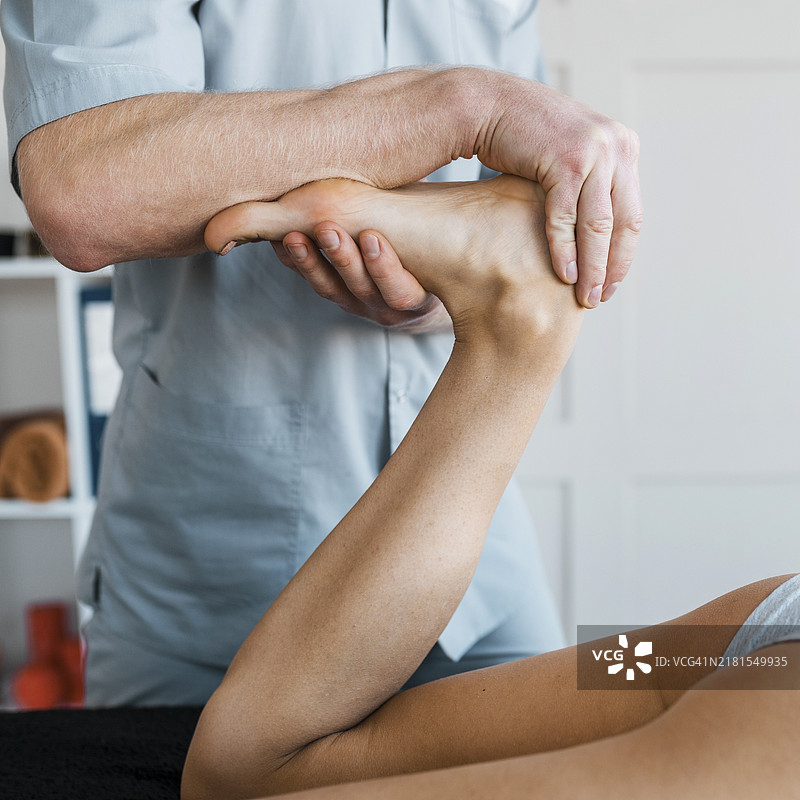 男理疗师为女病人按摩图片素材