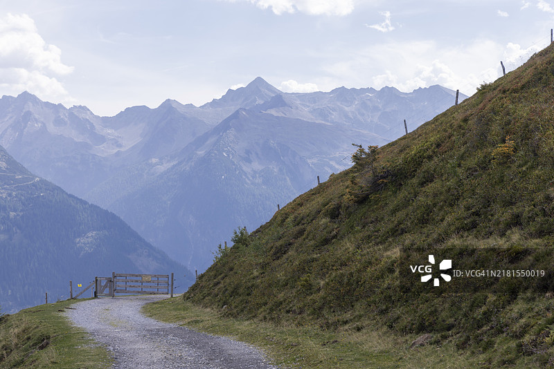 巴德加斯坦秋季山脉全景，萨尔茨堡图片素材