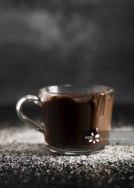 美味的融化巧克力杯图片素材