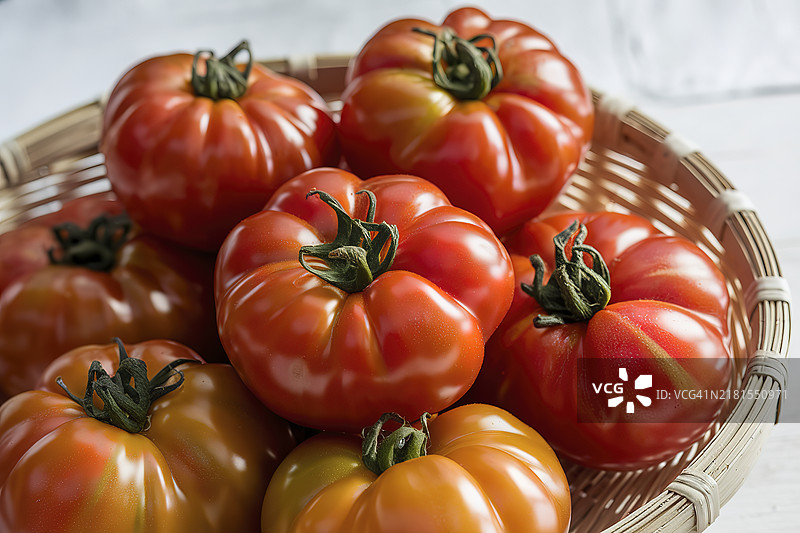 一束新鲜的成熟番茄，背景为白色图片素材