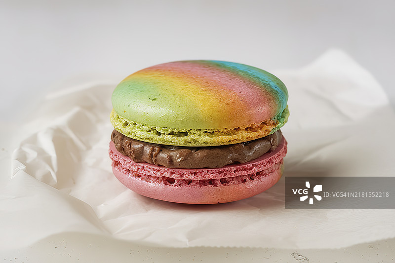 桌子上的彩色马卡龙特写图片素材