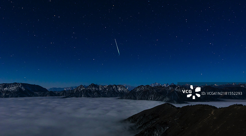 雪山在蓝天映衬下的美丽景色图片素材