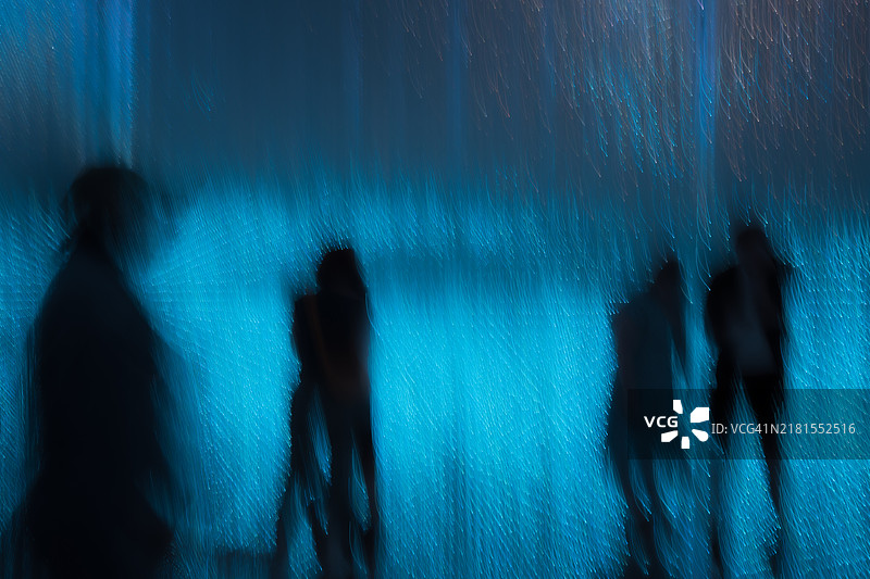 人们的剪影站在墙边图片素材