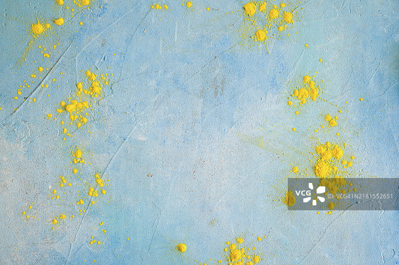 蓝色墙壁上的黄色粉末图片素材