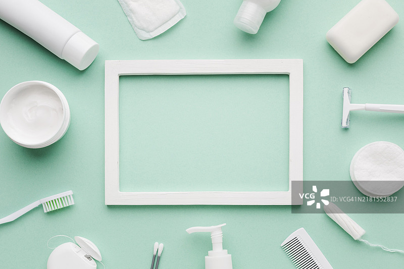 被卫生用品包围的空白相框图片素材