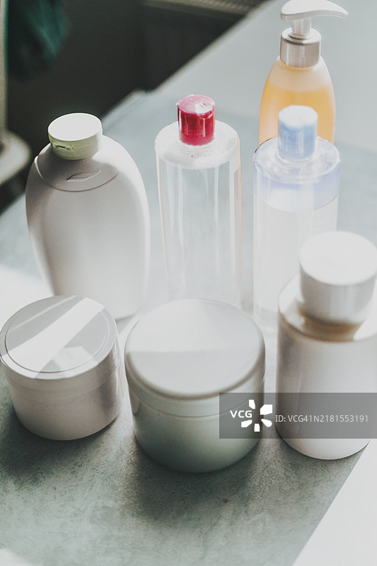 黑色背景上的纯白色瓶装洗漱用品图片素材