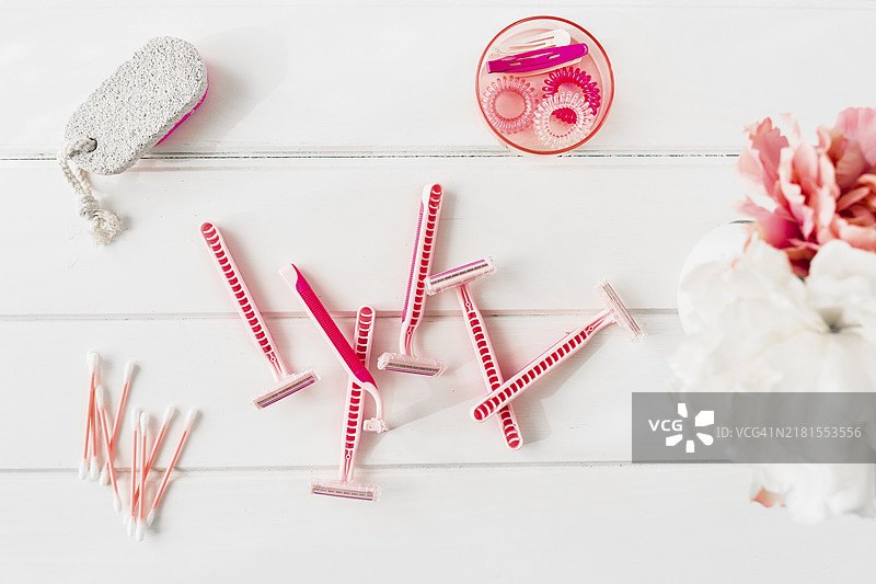 一次性剃须刀和发圈图片素材