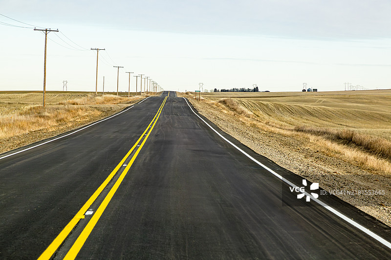 在乡村的铺砌高速公路上旅行图片素材