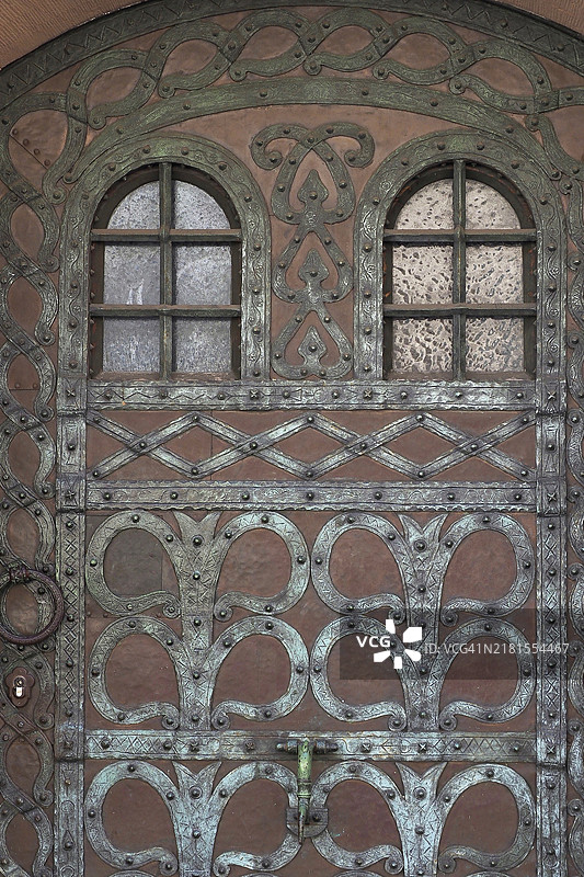 弗莱堡内城带铁艺装饰的门图片素材