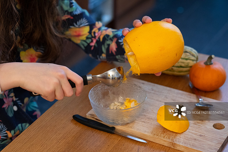 在家进行万圣节南瓜雕刻图片素材